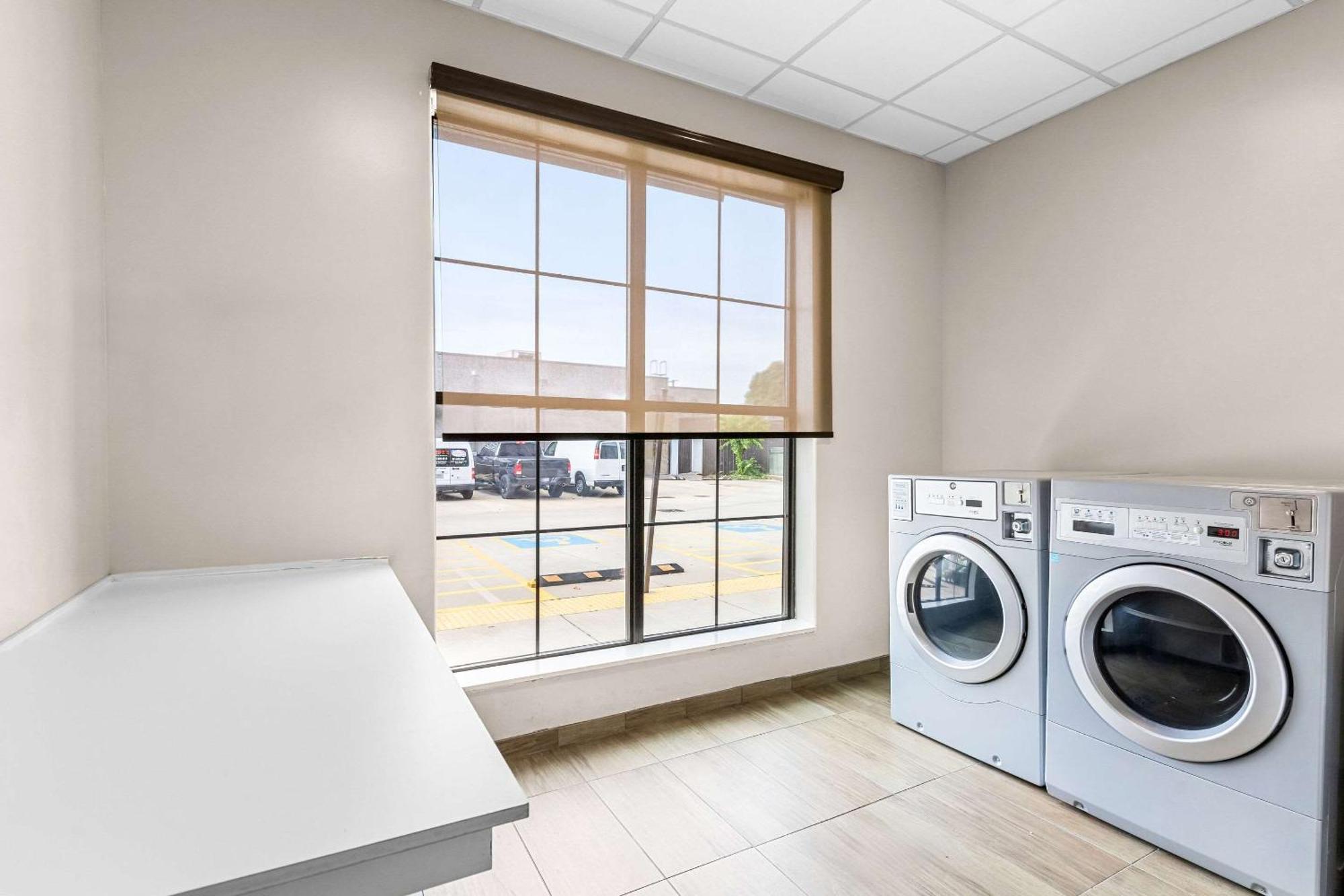 Comfort Suites Columbia Bagian luar foto
